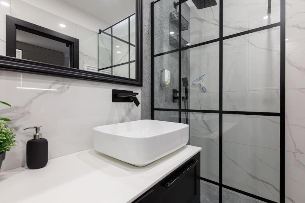 Golden Apartments Wroclaw - Great Location - Cozy And Bright&Janapawla19 Exterior photo